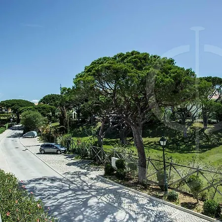 Casa Feliz: Contemporary In Vale De Lobo *